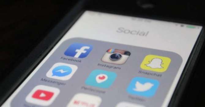 فیس-بک-آپ-کو-دکھائے-جانے-والے-اشتہارات-کے-بارے-میں-زیادہ-معلومات-فراہم-کرے-گا