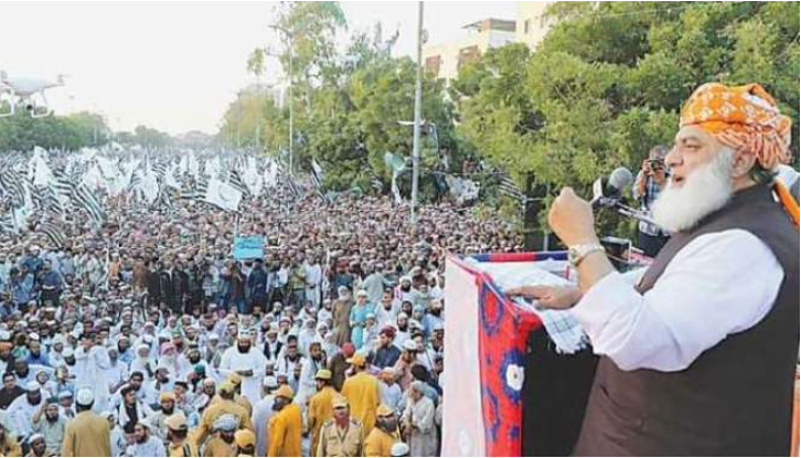 آزادی-مارچ-کے-لیے-جمعیت-علمائے-اسلام-کے-40-ہزار-افراد-اکٹھا-کرنے-کی-تیاری-گرفتاری-سے-بچنے-کے-لیے-کئی-رہنما-روپوش-ہو-گئے