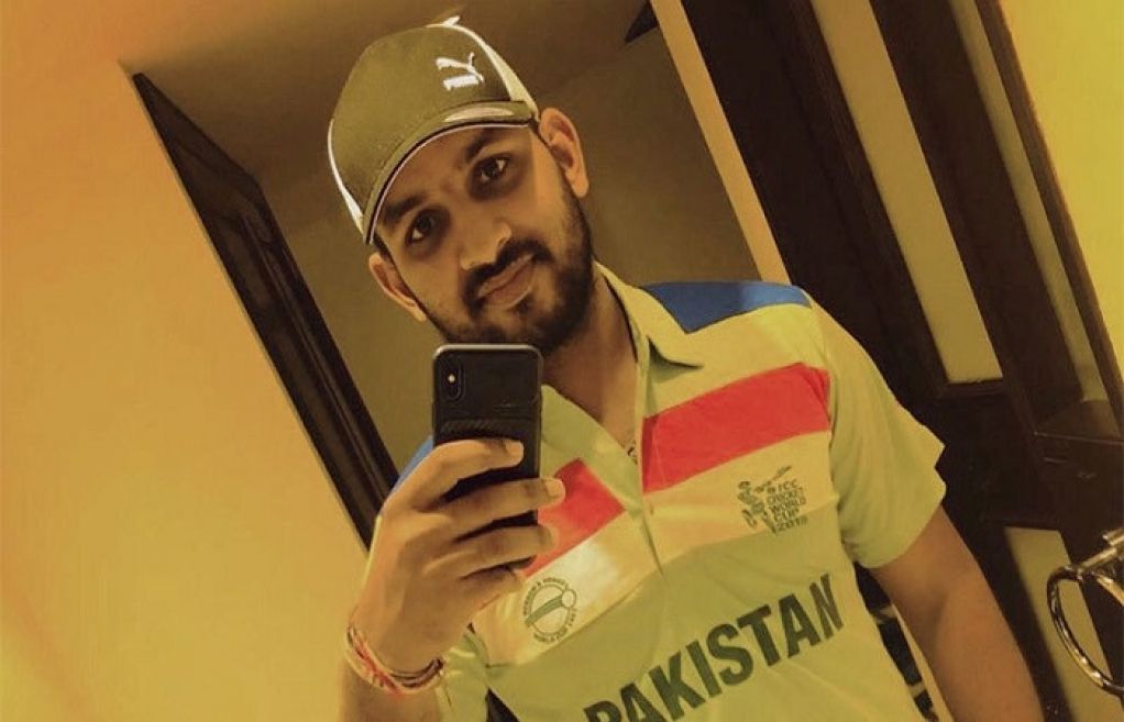 سری-لنکن-کرکٹر-شیہان-جے-سوریا-نے-پاکستان-کی-1992-ورلڈ-کپ-کی-شرٹ-زیب-تن-کر-کے-پاکستان-کا-شکر-یہ-کیوں-ادا-کیا؟-بڑی-وجہ-سامنے-آ-گئی