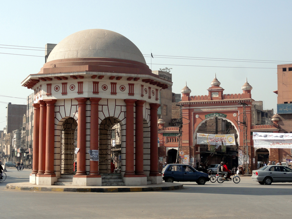 حکومت-پنجاب-کے-تعلیمی-روڈ-میپ-کے-تحت-ضلع-کے-سرکاری-سکولوں-میں-تدریسی-انتظام-وانصرام-کو-بہتر-سے-بہتر-بنانے-کیلئے-محکمہ-تعلیم-کے-افسران-اپنے-فرائض-تندہی-سے-انجام-دیں،-ڈپٹی-کمشنر