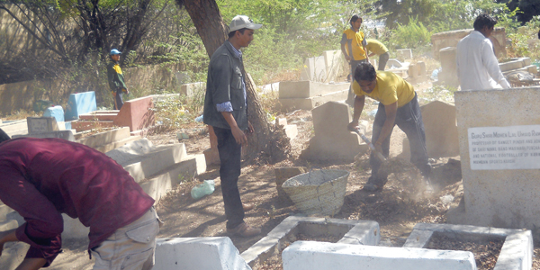 لاہور-کے-قبرستان-میں-کفن-سمیت-تین-بچوں-کی-لاشیں-قبر-سے-باہر-آگئیں