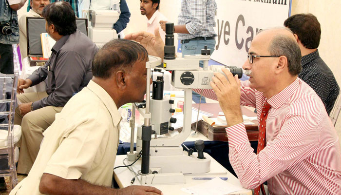 گورنر-سندھ-کا-کراچی-پریس-کلب-میں-لگائے-گئے-فری-میڈیکل-کیمپ-کا-افتتاح