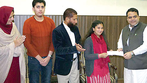 انگلش-مذاکرے-میں-نمایاں-پرفارمنس-پر-طالبہ-کودس-ہزار-کیش-ایوارڈ-موصول