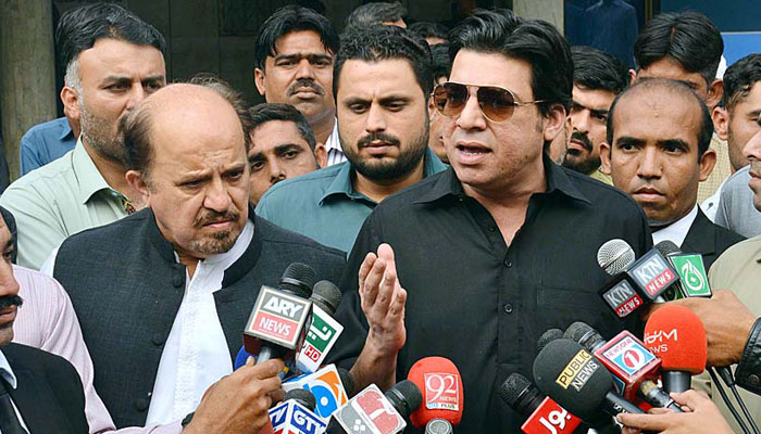 فیصل-واوڈااور-فردوس-شمیم-نقوی-نے-کتے-کے-کاٹے-سے-زخمی-بچے-کی-عیادت-کی