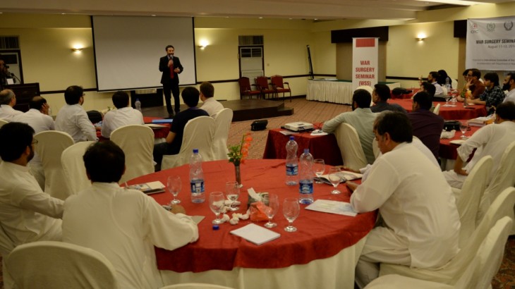 نیورو-سرجری-کانفرنس-،-انڈوسکوپی-سے-دماغ-کی-رسولیاں-نکالنے-کامظاہرہ