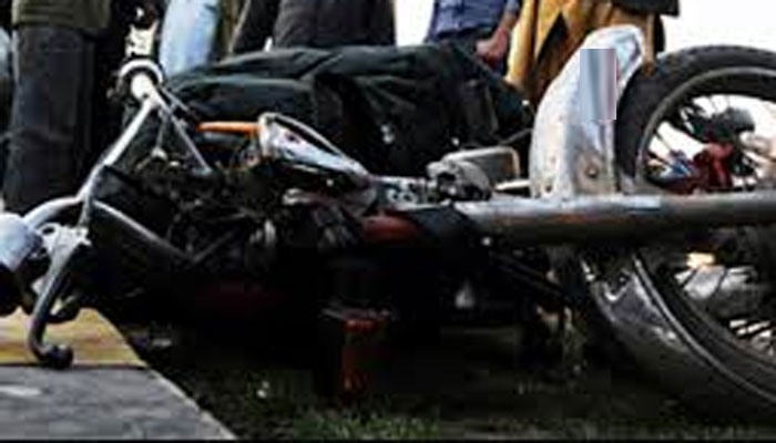 لاہور:موٹر-سائیکل-پول-سے-ٹکرا-گئی،-2نوجوان-جاں-بحق