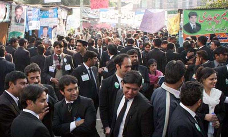 صرف-8-وکلاء-کو-پاس-کرنے-پر-لاہور-بار-ایسوسی-ایشن-کی-ہڑتال