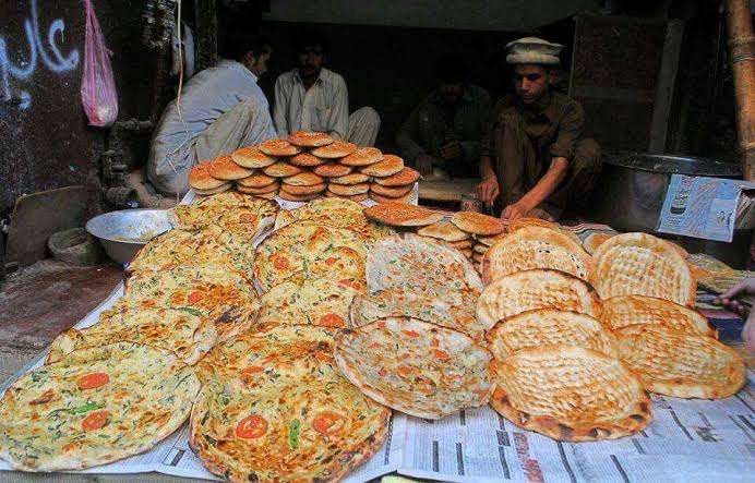 پشاور-میں-آٹے-کی-قیمت-کنٹرول-سے-باہر،-نانبائیوں-کا-روٹی-مہنگی-کرنیکا-مطالبہ