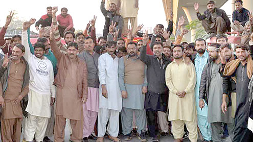 چالانوں-کی-بھرمار،رکشہ-یونین-کا-سڑک-بلاک-کرکے-احتجاج