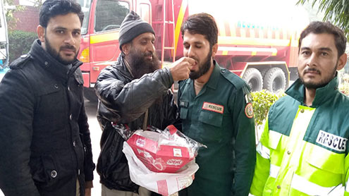 ریسکیوعملہ-کی-بروقت-امداد-،شہری-صحت-یاب-،مٹھائی-لے-کر-ہیڈ-آفس-پہنچ-گیا