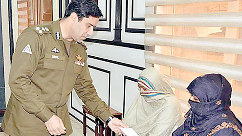 دوران-سروس-وفات-پانیوالے-پولیس-اہلکاروں-کی-فیملیز-میں-امدادی-چیک-تقسیم