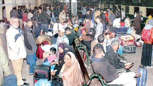 دھند-سے-ریلوے-کا-نظام-متاثر،ٹرینیں-12گھنٹے-تاخیر-کاشکار