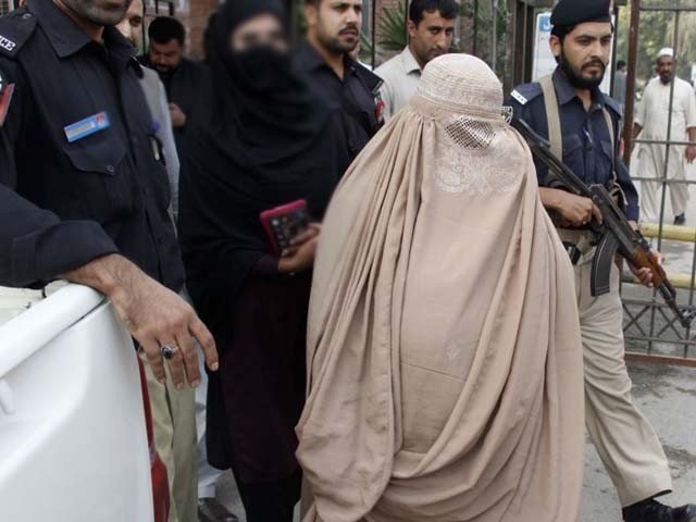 پشاور-سے-افغان-خاتون-دہشت-گرد-گرفتار،-بارودی-مواد-برآمد