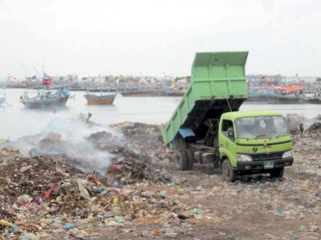 ساحلی-پٹی-سے-نکلنے-والا-کچراسمندر-برد-کرنے-پر4اداروں-کو-نوٹس