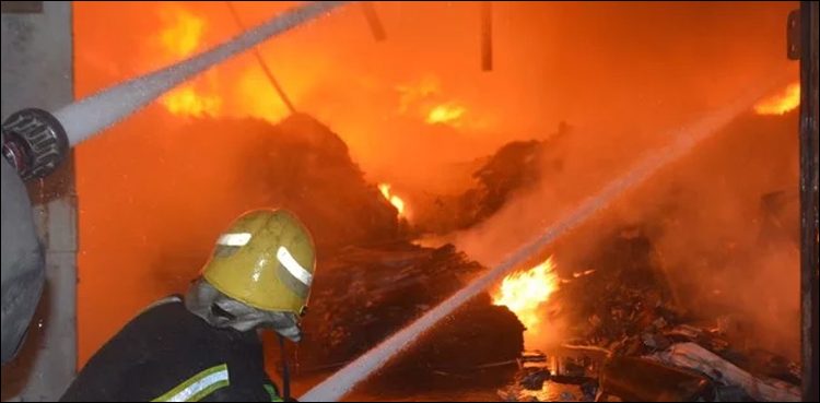 کراچی-فش-ہاربر-پرآتشزدگی-:-کروڑوں-مالیت-کی-نو-کشتیاں-جل-کر-راکھ