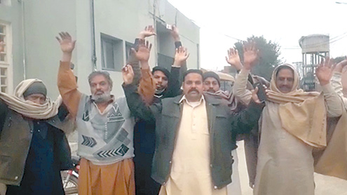 کالا-شاہ-کاکو:بس-کی-ٹکر-سے-نوجوان-جاں-بحق-،-ورثاکا-مظاہرہ