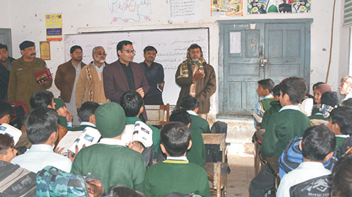 ڈپٹی-کمشنر-محمد-ریاض-کا-گورنمنٹ-بوائز-ہائی-سکول-چنیوٹ-کا-دورہ