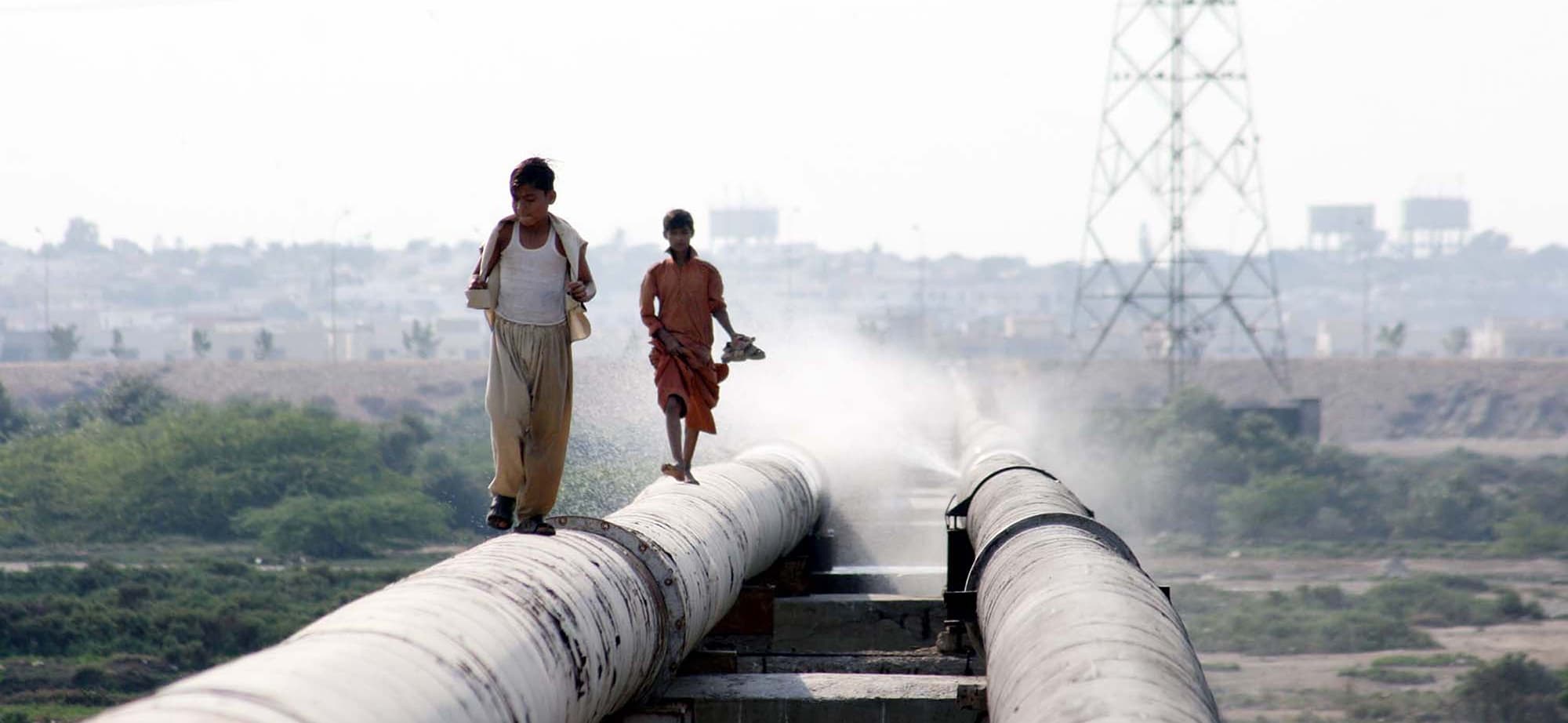 شہر-میں-پینے-کے-صاف-پانی-کا-حصول-مشکل-ہو-گیا