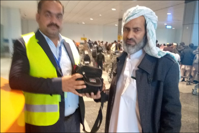 ملتان-کا-مسافر-زیورات-سے-بھرا-پاؤچ-پرواز-ہی-میں-چھوڑ-گیا