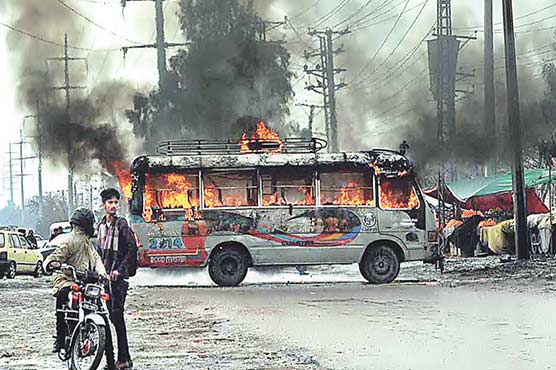 غیر-قانونی-اڈا-فیس-تنازع،-ٹرانسپورٹ-گروپوں-میں-جھگڑا،-7-زخمی،-گاڑی-نذر-آتش