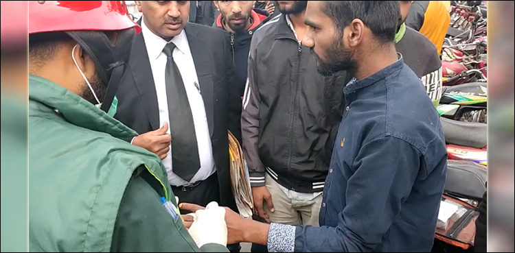 پیشی-پر-آئے-ملزمان-کی-ایک-دوسرے-پر-فائرنگ،-پولیس-اہل-کار-بھاگ-گئے