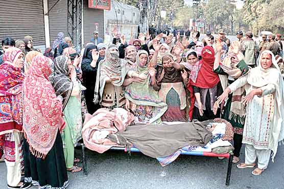 گوجرانوالہ-کے-رہائشیوں-کا-پریس-کلب-کے-سامنے-لاش-رکھ-کر-مظاہرہ