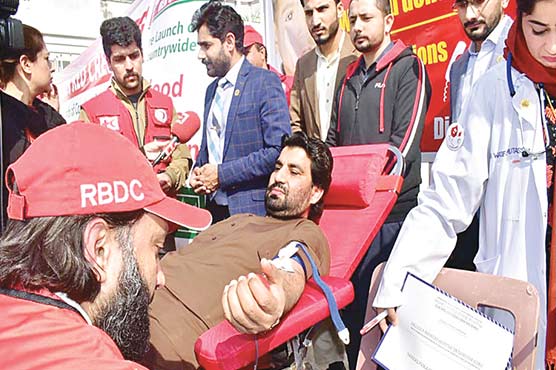 پارلیمنٹ-ہائوس-کے-باہر-ڈو-نیشن-کیمپ-،-قاسم-سوری-نے-خون-کا-عطیہ-دیا