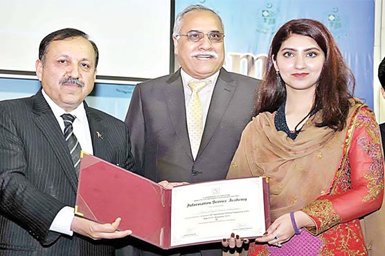 ملک-کا-مثبت-تشخص-اجا-گر-کر-نے-کیلئے-کو-شاںہیں-،-اکبر-درا-نی