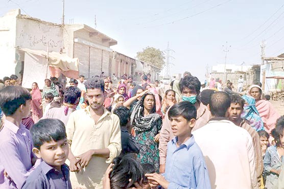 بھوک-سے-نڈھال-ماہی-گیر-وں-کا-بچوں-کے-ہمراہ-احتجاج،سڑک-بلاک