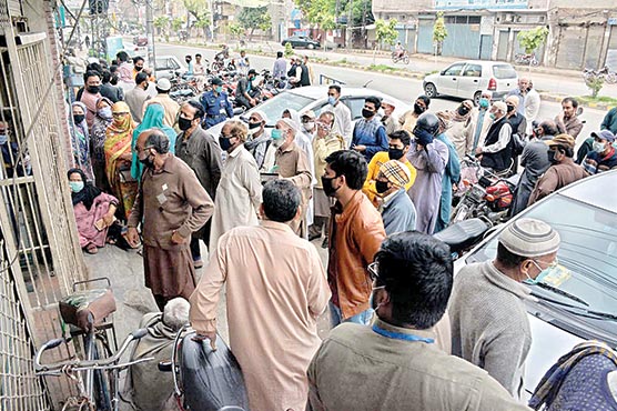 تنخواہ،پنشن-کیلئے-ملازمین-کی-بینکوں-کے-باہر-لمبی-قطاریں