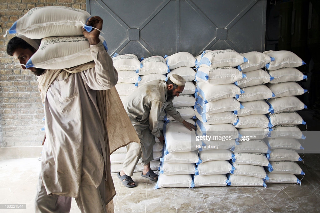 ڈجکوٹ-:سستا-آٹا-بااثر-شخصیات-کے-ڈیرو-ں-پر-پہنچایا-جانے-لگا