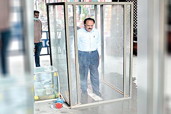 ٹاؤن-ہال-میں-پہلا-سینی-ٹائزر-واک-تھرو-گیٹ-نصب