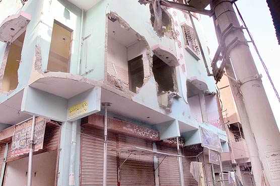 گلبہار:جھک-جانے-والی-عمارت-کی-محتاط-انہدامی-کارروائی-کاآغاز