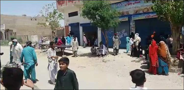 کراچی-میں-راشن-تقسیم-کے-نام-پر-غریب-شہریوں-سے-لوٹ-مار-شروع