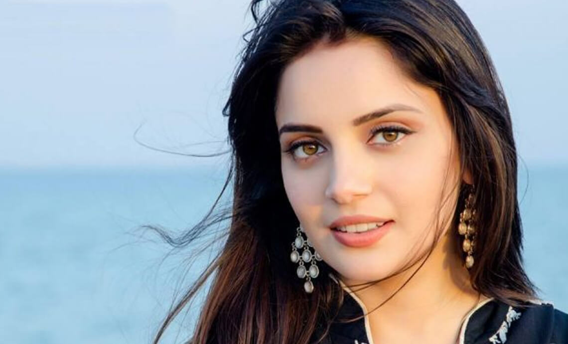 ارمینہ-خان-کا-کورونا-سے-نبرد-آزما-ڈاکٹروں-کو-خراج-تحسین