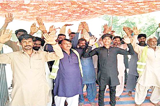 تنخواہ-نہ-ملنے-پر-ٹاؤن-کمیٹی-دھنوٹ-کے-ملازمین-کی-ہڑتال