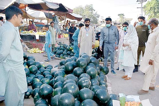 چنیوٹ:ڈپٹی-کمشنر-کا-سبزی-منڈی-کادورہ-،-قیمتیں-چیک-کیں