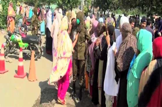 ملک-بھر-میں-نادرا-کے-دفاتر-کھل-گئے،-لوگوں-کی-لمبی-قطاریں