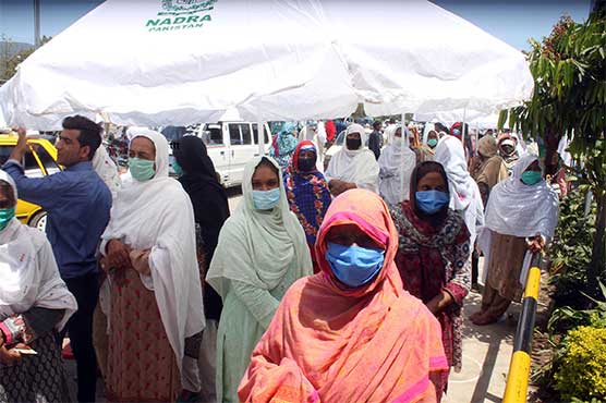 نادرا-دفاتر-کے-باہر-ہجوم-برقرار،-کورونا-ایس-او-پیز-نظرانداز،-لمبی-قطاریں