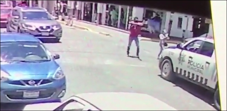 سڑک-پار-کرنے-والے-جوڑے-کی-پولیس-پر-اچانک-فائرنگ