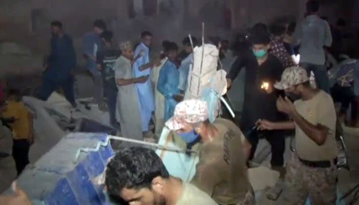 لیاری:-رہائشی-عمارت-کے-ملبے-سے-ملنے-والی-لاشوں-کی-تعداد-6-ہوگئی