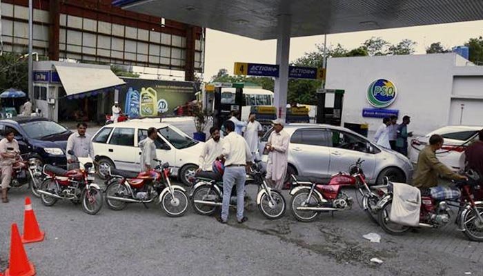 پیٹرول-کی-قلت-برقرار،-36-گھنٹوں-میں-مسئلہ-حل-کرینگے:-معاون-خصوصی-پیٹرولیم