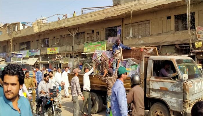 کراچی:-تجاوزات-کے-خلاف-آپریشن-کے-دوران-ایک-پھل-فروش-جاں-بحق