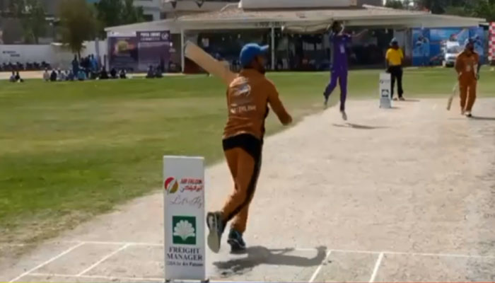 فیصل-آباد-میں-کورونا-ایس-او-پیز-کے-باوجود-کرکٹ-کا-میلہ،-9-افراد-گرفتار