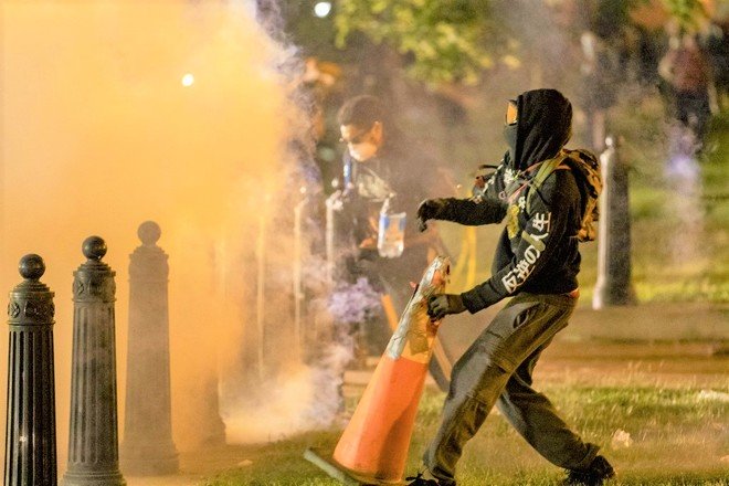 وائٹ-ہاؤس-کے-باہر-مظاہرہ،-ٹرمپ-زیر-زمیں-بنکر-میں-چلے-گئے