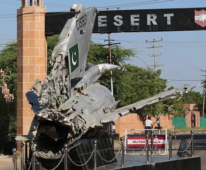 نقل-کیلئے-عقل-بھی-چاہیے،-تباہ-جنگی-جہاز-دکھا-کر-بھارتیوں-کو-جھوٹی-تسلی