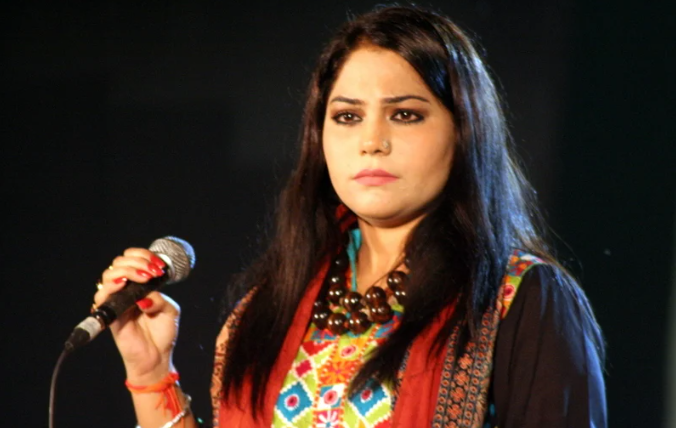 صنم-ماروی-کا-گلوکاری-چھوڑنے-کے-اعلان-کے-24-گھنٹوں-بعد-گلوکاری-میں-واپسی-کا-اعلان