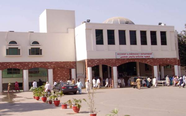 لاہور:سروسزہسپتال-کی-میڈیکل-ایمرجنسی-میں-آتشزدگی،2-ڈاکٹرمریضوں-کوباہرنکالتے-ہوئے-بے-ہوش