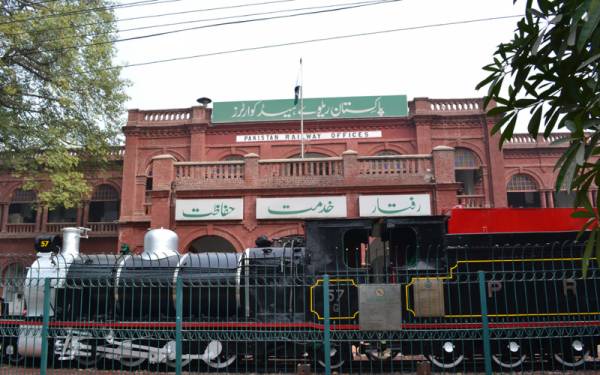 تنخواہیں-نہ-بڑھنے-پر-احتجاج-شروع،-ریلوے-ملازمین-نے-انجن-بھی-روک-لیا