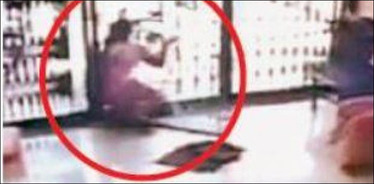 بینک-کے-دروازے-سے-ٹکرا-کر-خاتون-ہلاک